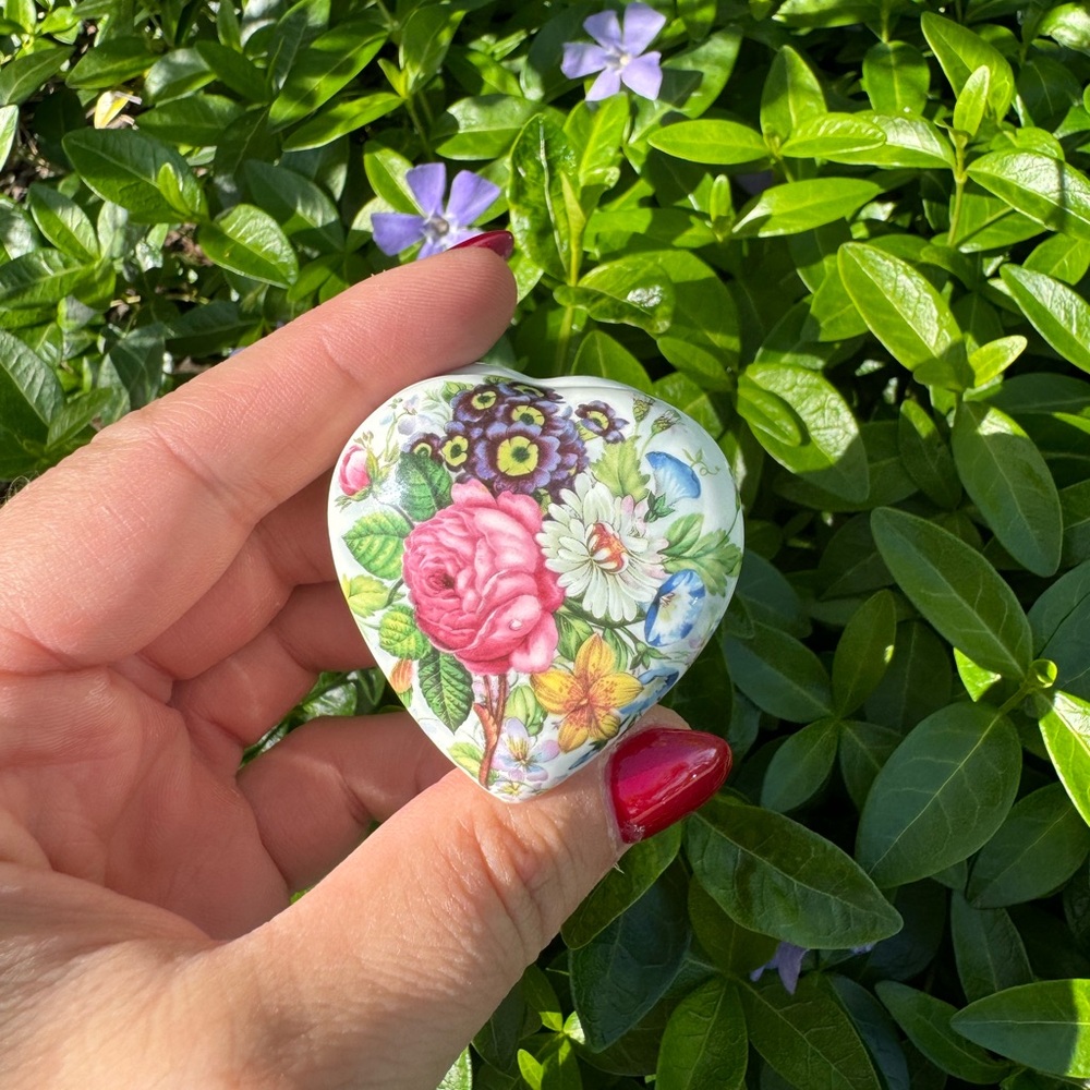 Small floral porcelain made in England heart shaped trinket box - Picture 3 of 15